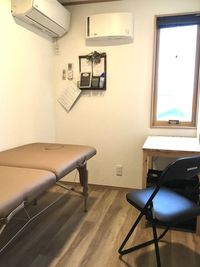 長さ185㎝／幅70㎝の施術ベッドが入ります - シモガシハウス レンタルスペース：スモール２の室内の写真