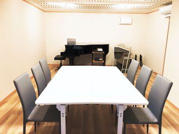長机、イス、譜面台、エアコン、換気扇、電源4カ所、プロジェクター（有料オプション）、Wi-Fi完備（窓は防音のため開閉不可） - シモガシハウス 防音仕様の個室×癒し空間レンタルスペース：ホール＋ピアノ付プランの室内の写真