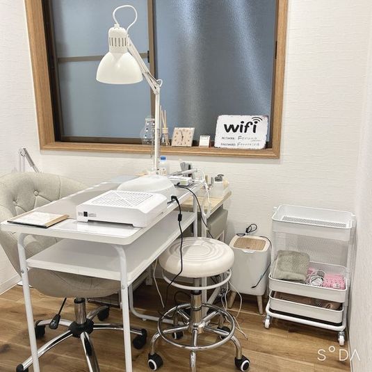 ネイル器具つきネイルブース、フットブース、足ツボチェア -   半個室ネイルブースと、リラクゼーションチェアで