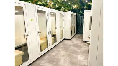 FEEEP 銀座店 【銀座駅徒歩5分｜60名利用可】貸切/Wi-Fi/電源/モニターの室内の写真