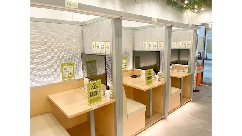 【新宿駅徒歩4分｜70名利用可】貸切/Wi-Fi/電源/モニター - FEEEP新宿西口店