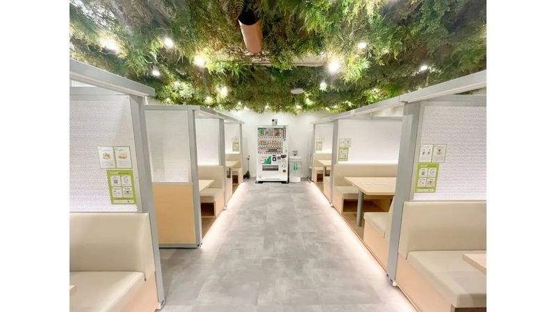 【新橋駅徒歩1分｜65名利用可】貸切/Wi-Fi/電源/モニター - FEEEP新橋店