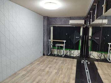 白い壁を背景にして配信や撮影ができます。 - レンタルスタジオ -- B Bright 新宿301 -- レンタルダンススタジオの室内の写真