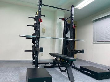 ベンチプレス。シャフトを合わせてMAX133キロ分なのでガチ勢様には物足りないかもしれません。。 - 浅草橋　まんてんジム ゴールドスペース認定！多目的スペース「まんてんジム」の室内の写真