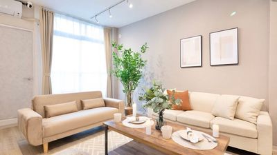 明るい照明と日中は採光も良好！ - Lux.梅田 〈Lux.梅田〉1～10名様専用の室内の写真
