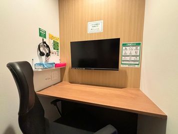【¥330/30分!ドン・キホーテ新宿店地下1階】モニター・フリードリンク付き1名個室(ブース7)※予約時間前は入室不可 - いいオフィス新宿大久保