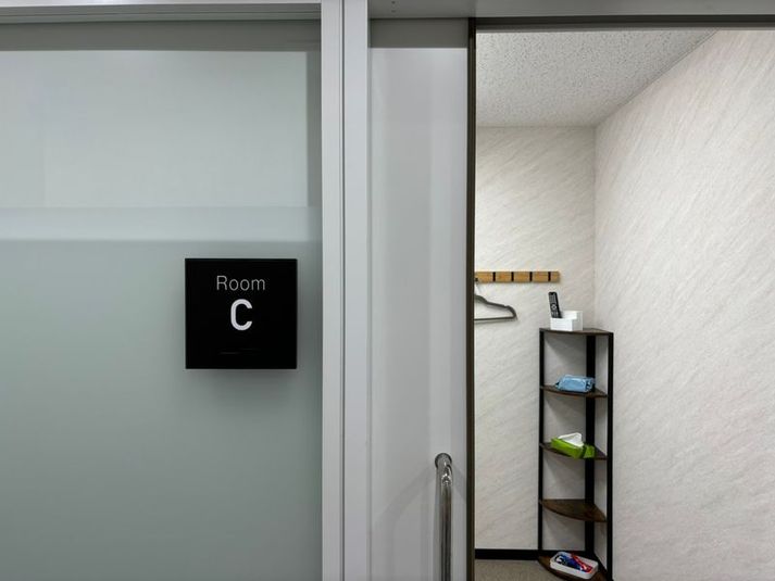 4名会議室（Room C） - いいオフィス新宿大久保