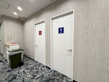 いいオフィス新宿大久保 6名会議室（Room A）の室内の写真