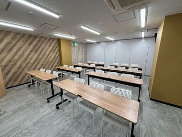【¥5,500/1h！ドン・キホーテ新宿店地下1階】36平米24名収容可能セミナールーム（Room F） - いいオフィス新宿大久保