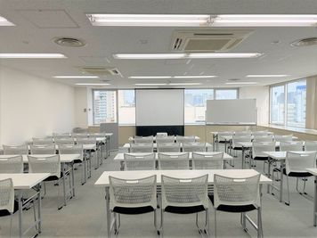 五反田KANPAIビル　10階中会議室　五反田駅徒歩5分、広々とした快適空間で最大30名収容！ - 【リロの会議室】五反田KANPAIビル
