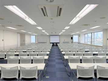 五反田KANPAIビル　10階大会議室　五反田駅徒歩5分、広々156㎡で最大126名収容！ - 【リロの会議室】五反田KANPAIビル