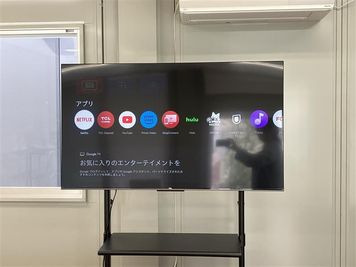 大型モニター
※機能・貸出備品などの詳細は、事前に各店舗へお問い合わせください。
※必要に応じて変換アダプタなどお客様自身でご準備をお願いいたします。
 - U-SPACE　伊勢原店 Meeting2の設備の写真