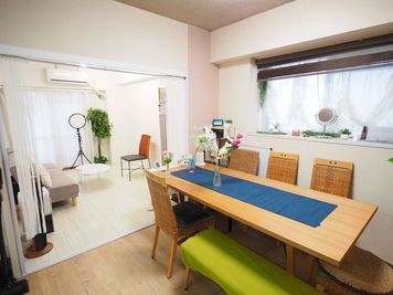 5畳のダイニングルーム、明るい出窓の採光と大きなテーブル、奥には6畳のホワイトルームがつながっています。 - スペースボン スペースボン　上前津 Gemini 【５名以上　人数別料金】の室内の写真