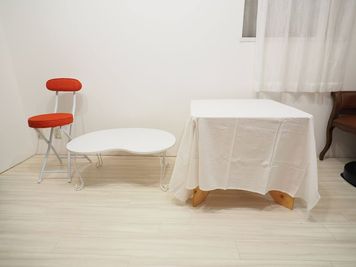 物撮りにも適した組み立て式のテーブルや赤い椅子はクローゼットに格納してあります。 - スペースボン スペースボン　上前津  【新予約ページ移行のため新規受付停止中】の室内の写真