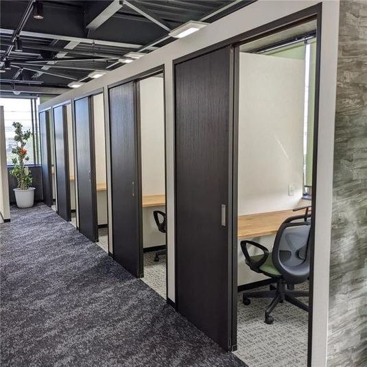 【静岡IC目の前　駐車場無料】1名個室スペース※天井空きあり - コワーキング＆シェアオフィスCocoDe