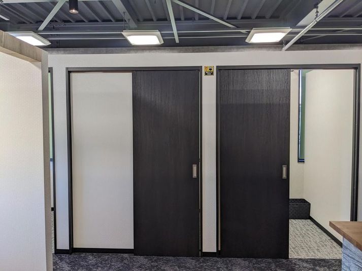 【静岡IC目の前　駐車場無料】1名個室スペース※天井空きあり - コワーキング＆シェアオフィスCocoDe