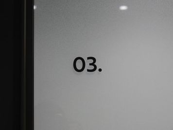 【新高島駅から徒歩2分】Room13の入り口 - chilink WORKSITE MINATOMIRAI 貸し会議室【Room3 - 3人部屋】の入口の写真