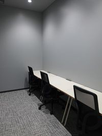 【新高島駅から徒歩2分】スペース内には机と椅子が設置されています。 - chilink WORKSITE MINATOMIRAI 貸し会議室【Room3 - 3人部屋】の室内の写真