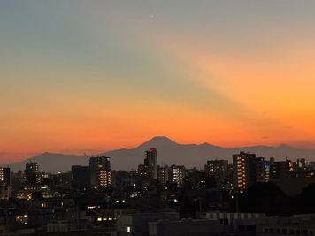 夕暮れの富士山 - arpeggioSKY品川大井町 【～20名イベントプラン】屋上庭園アルペジオスカイ※法人様限定の室内の写真