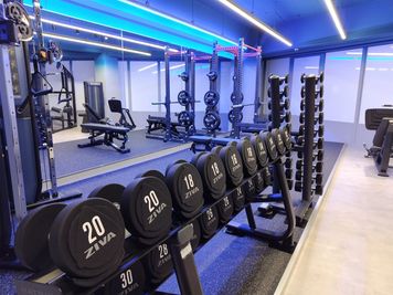 フリーウエイトエリアは、ハーフラック、ファンクショナルトレーナー、ダンベル1～30kgがあります。 - レンタルジム「RE1 PRIVATEGYM」 【四谷三丁目駅徒歩1分】設備充実、90平米超の広々レンタルジム！の室内の写真