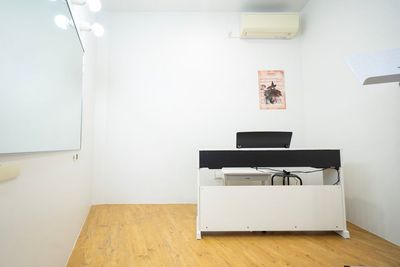 音楽練習・ボーカルレッスン 防音設備完備の個室で、電子ピアノを使った練習やボーカルレッスンが可能です。 - arc studio