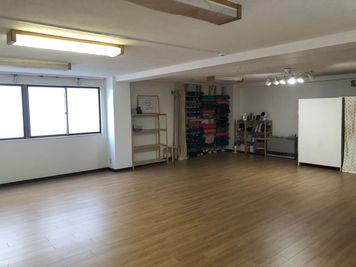 駅近、66平米(25名ご使用可、更衣スペースを除いた使用可能床面積57平米)の広々スペース、無料レンタルヨガマット20枚 - yoga studio SATTVA 、ルームAとルームB