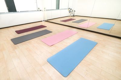 ヨガやピラティスにもご利用いただけるヨガマット（厚さ10mm）は8本ご用意しております。 - スタジオキビス江坂店 ダンスができるレンタルスタジオ丨スタジオキビス江坂店の設備の写真