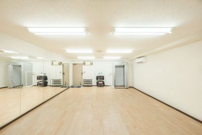 1面をほぼ全面カバーしたミラーで、スタジオ全体の様子を把握していただくことができるため、ダンスの他に演劇や結婚式の余興の準備など様々な用途でご活用いただけます。 - スタジオキビス江坂店 ダンスができるレンタルスタジオ丨スタジオキビス江坂店の室内の写真