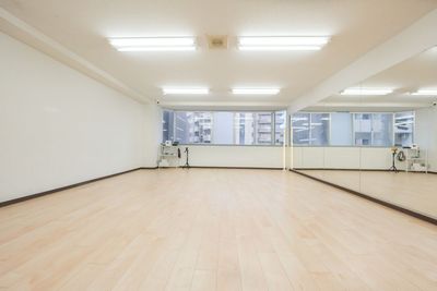 1面をほぼ全面カバーしたミラーで、スタジオ全体の様子を把握していただくことができるため、ダンスの他に演劇や結婚式の余興の準備など様々な用途でご活用いただけます。 - スタジオキビス江坂店 ダンスができるレンタルスタジオ丨スタジオキビス江坂店の室内の写真