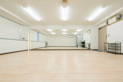 スタジオはシンプルな四角いスペースで、柱や出っ張りなどの遮るものが一切ない空間ですので、ダンスの練習に最適です。 - スタジオキビス江坂店 ダンスができるレンタルスタジオ丨スタジオキビス江坂店の室内の写真