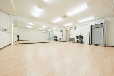 約34㎡（横6.3m×奥行き4.5m）のスペースに、幅5.4mの大型ミラーを完備。約8名様まで一緒にダンス練習が可能です。 - スタジオキビス江坂店 ダンスができるレンタルスタジオ丨スタジオキビス江坂店の室内の写真