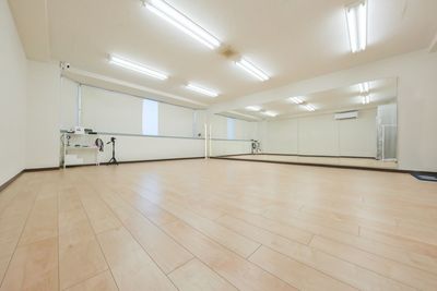 【江坂のダンススタジオ】大型ミラー完備丨1時間から利用可丨当日予約OK丨ヨガマットが無料で使える - スタジオキビス江坂店