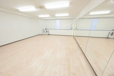 1面をほぼ全面カバーしたミラーで、スタジオ全体の様子を把握していただくことができるため、ダンスの他に演劇や結婚式の余興の準備など様々な用途でご活用いただけます。 - スタジオキビス江坂店 ダンスができるレンタルスタジオ丨スタジオキビス江坂店の室内の写真