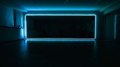 ミラーを浮き立たせるよう設置した間接照明により雰囲気をガラッと変えることができ、あなた好みの空間をアレンジすることができます。 - スタジオキビス江坂店 ダンスができるレンタルスタジオ丨スタジオキビス江坂店の室内の写真