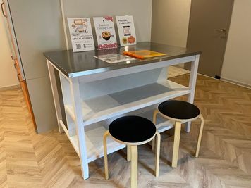 サイドテーブルは移動可能
（着席4名） - Alleyway Gourmet Lab（アリウェイグルメラボ） レンタルキッチンスペースの設備の写真