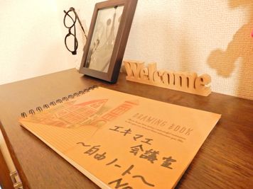 エキマエ会議室　三宮 丸ごと貸切!!大型スクリーン完備の室内の写真