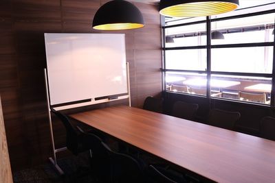 ブラインドを下げて外から目隠しすることも可能です。 - BasisPoint 五反田店 【8名会議室RoomB】五反田エリアの室内の写真