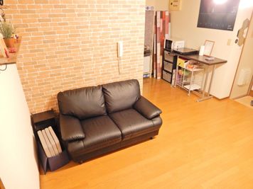 エキマエ会議室　三宮 丸ごと貸切!!大型スクリーン完備の室内の写真