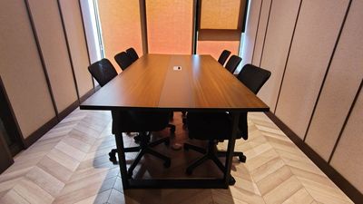 ブラインドを下げて外から目隠しすることも可能です。 - BasisPoint 名古屋店 【6名会議室RoomA】名古屋エリアの室内の写真