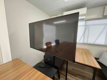 大型モニター
※機能・貸出備品などの詳細は、事前に各店舗へお問い合わせください。
※必要に応じて変換アダプタなどお客様自身でご準備をお願いいたします。
 - U-SPACE　倉敷連島店 Meeting1の設備の写真