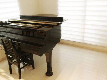 OKピアノ練習室 【定期利用】ピアノ常設部屋をお貸出し中。事務所、テレワークに最適の室内の写真