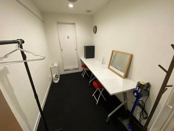 更衣室
【更衣室備品】
机2台、貴重品ボックス1台、鏡1枚、ハンガーラック1台、ポールハンガー1台、丸椅子2脚、空気清浄機1台、掃除機1台、扇風機1台 - Hina STUDIO(ヒナスタジオ)【目黒スタジオ】 Hina STUDIO（ヒナスタジオ）【目黒スタジオ】の設備の写真