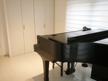 OKピアノ練習室 グランドピアノ練習室の室内の写真