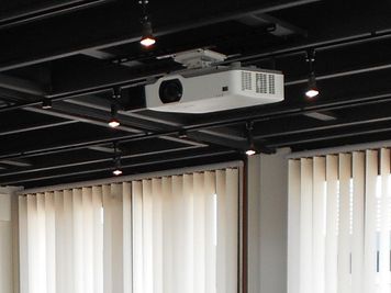 【プロジェクター・スクリーン】
※機能・貸出備品などの詳細は、事前に各店舗へお問い合わせください。
 - U-SPACE　小牧店 Communityの設備の写真