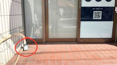 入り口向かって左側のエアコンダクトにキーボックスがございます。 - レンタルスタジオ おどルーム 大塚店の入口の写真