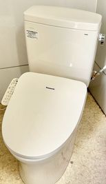 トイレは部屋の隣に共用トイレがございます。
買い換えたばかりの新しいウォシュレット機能付きトイレです。
当スペース利用者のみが使うトイレです。 - JIMOBASE湘南藤沢 JIMOBASE湘南藤沢（ジモベース）の設備の写真
