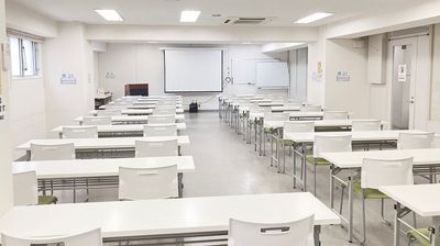 広々とした会議室です。 - 高崎白銀ビル貸し会議室 第一会議室【3名掛け最大60席】の室内の写真