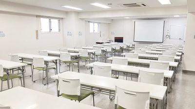 複数会議室を所有しているので、試験会場、テストセンターと併せて、受講生や講師の控え室としてご使用になるのも、とても便利です。 - 高崎白銀ビル貸し会議室 第一会議室【3名掛け最大60席】の室内の写真