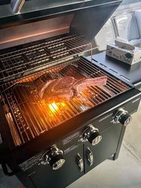 コストコの巨大なトマホークも焼けます。強力な火力なので焼きすぎ注意です。 - 古民家COCONE "Garage & barn BBQ"  岐阜羽島　雨天でも安心のガレージBBQスペースの設備の写真