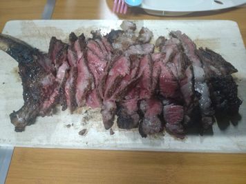 コストコの巨大なトマホークの焼き上がり - 古民家COCONE "Garage & barn BBQ"  岐阜羽島　雨天でも安心のガレージBBQスペースの設備の写真